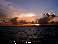 Setting Sun rays shines thru the clouds by Ng Steven 